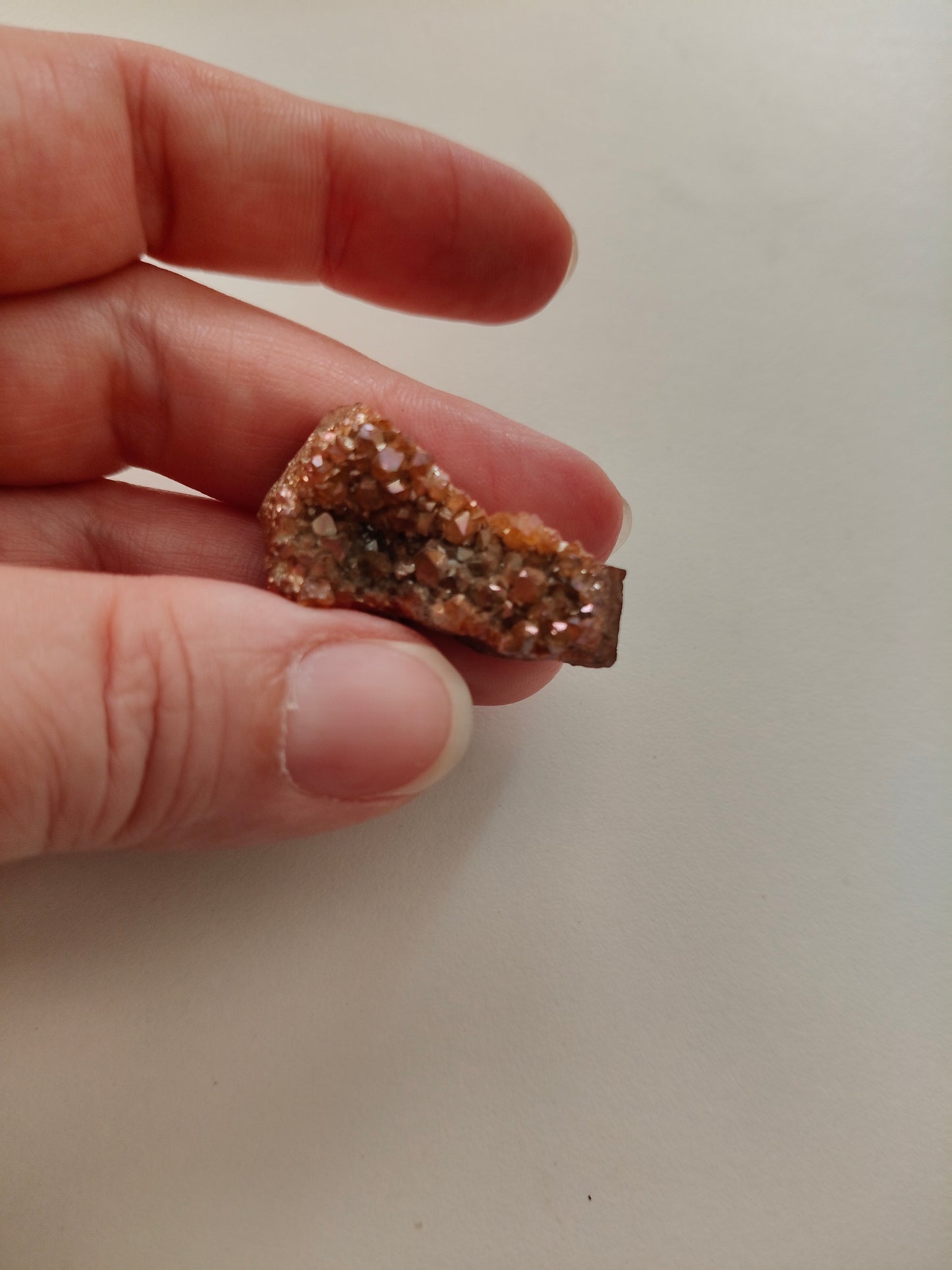 Aura d'améthyste druse. Poids : 9,20 g environ. Dimensions : 3,5 x 1,5 cm environ.