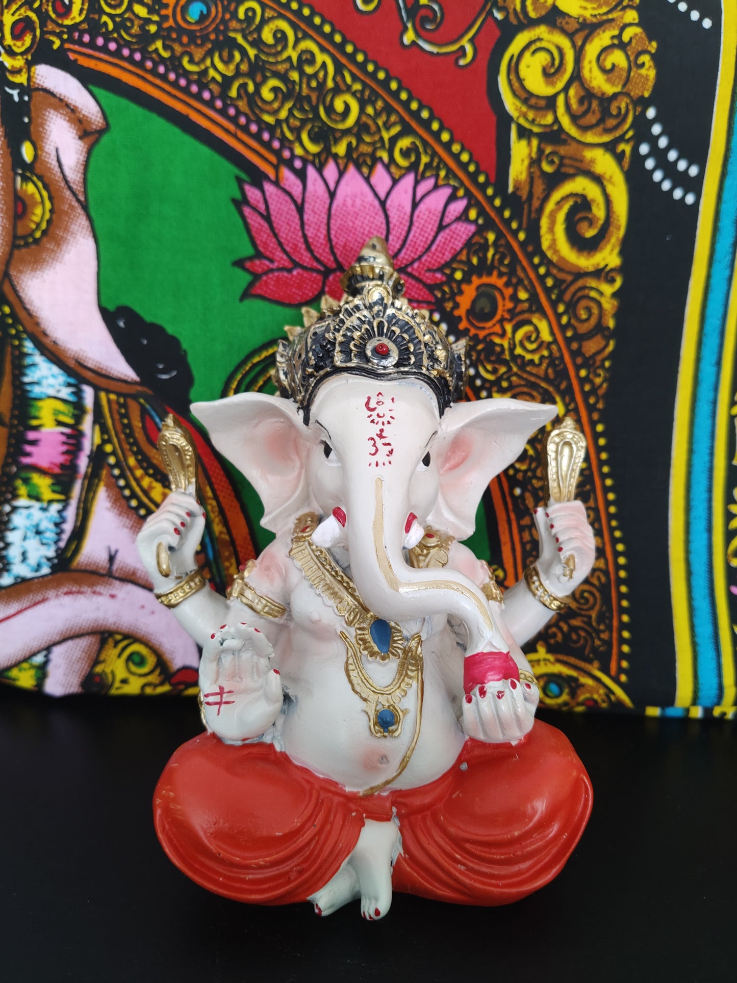 Figurine Ganesha d'environ 12 cm de haut et 10 cm de large environ.