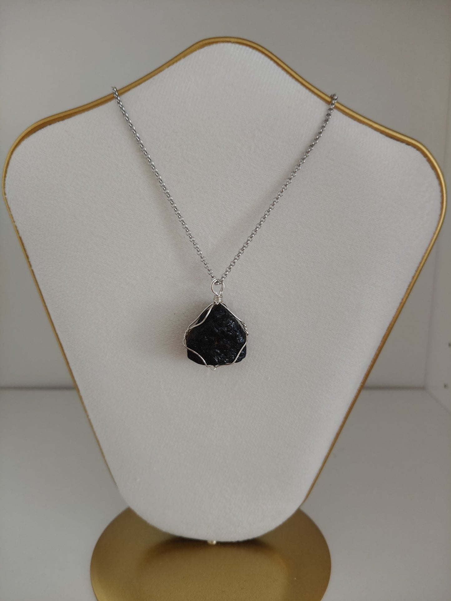 Pendentif en pierre naturelle tourmaline avec chaîne en acier inoxydable argenté