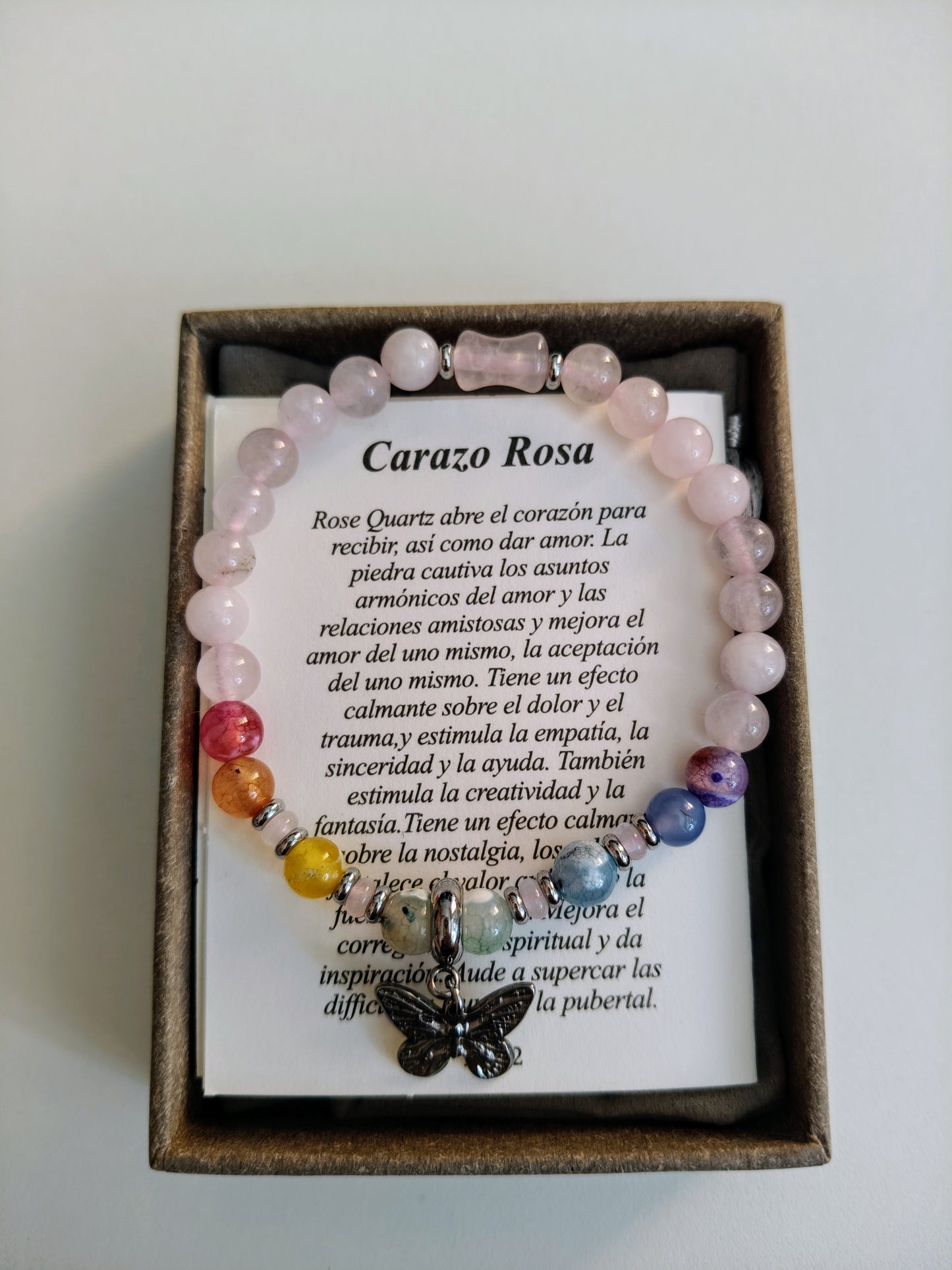 Bracelet en quartz rose avec breloque et pierres des 7 chakras (comprend boîte, sac en velours et cartes explicatives)