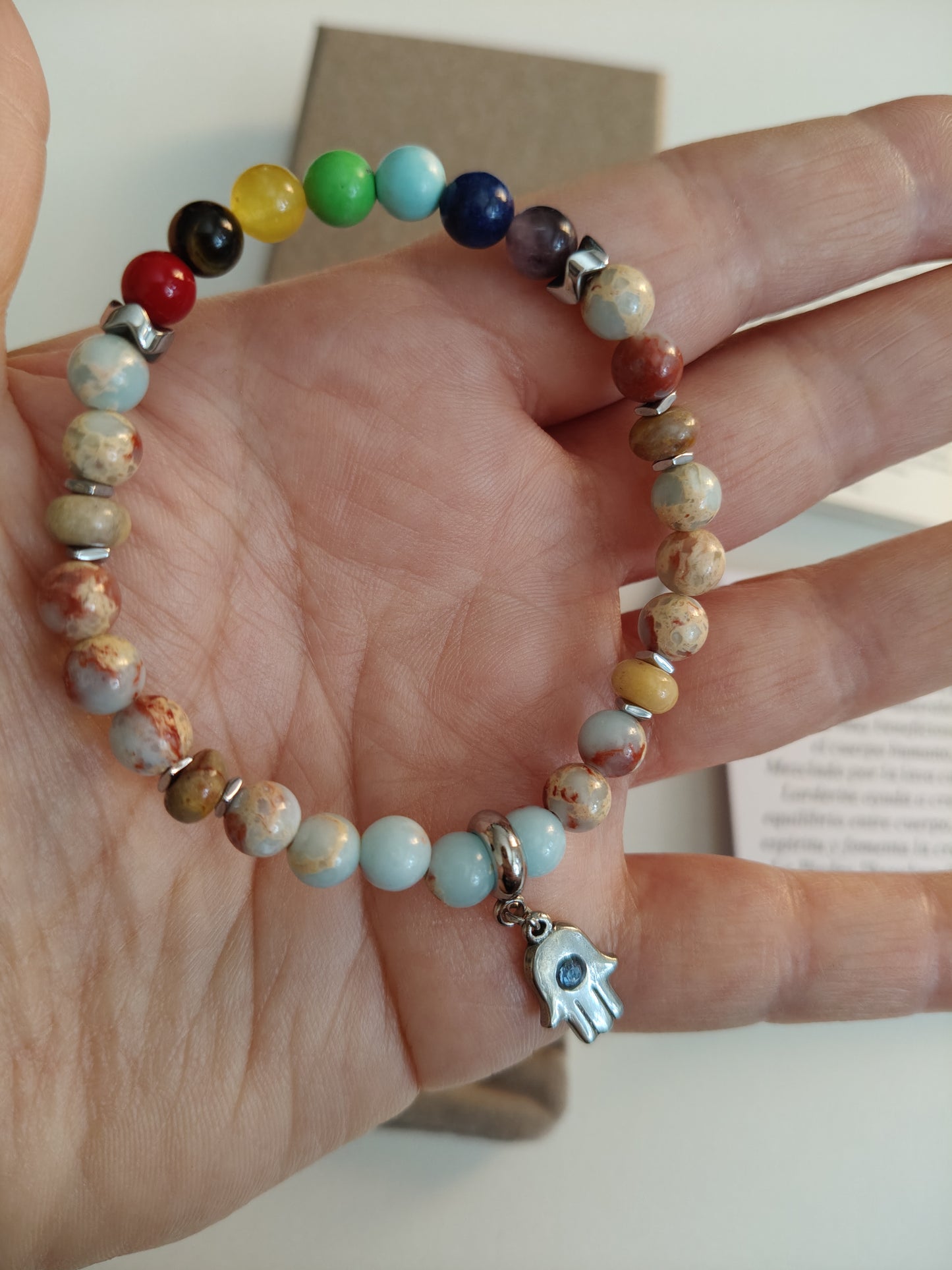 Bracelet en larderite avec 7 pierres de chakra (comprend une boîte, un sac en velours et des cartes explicatives)