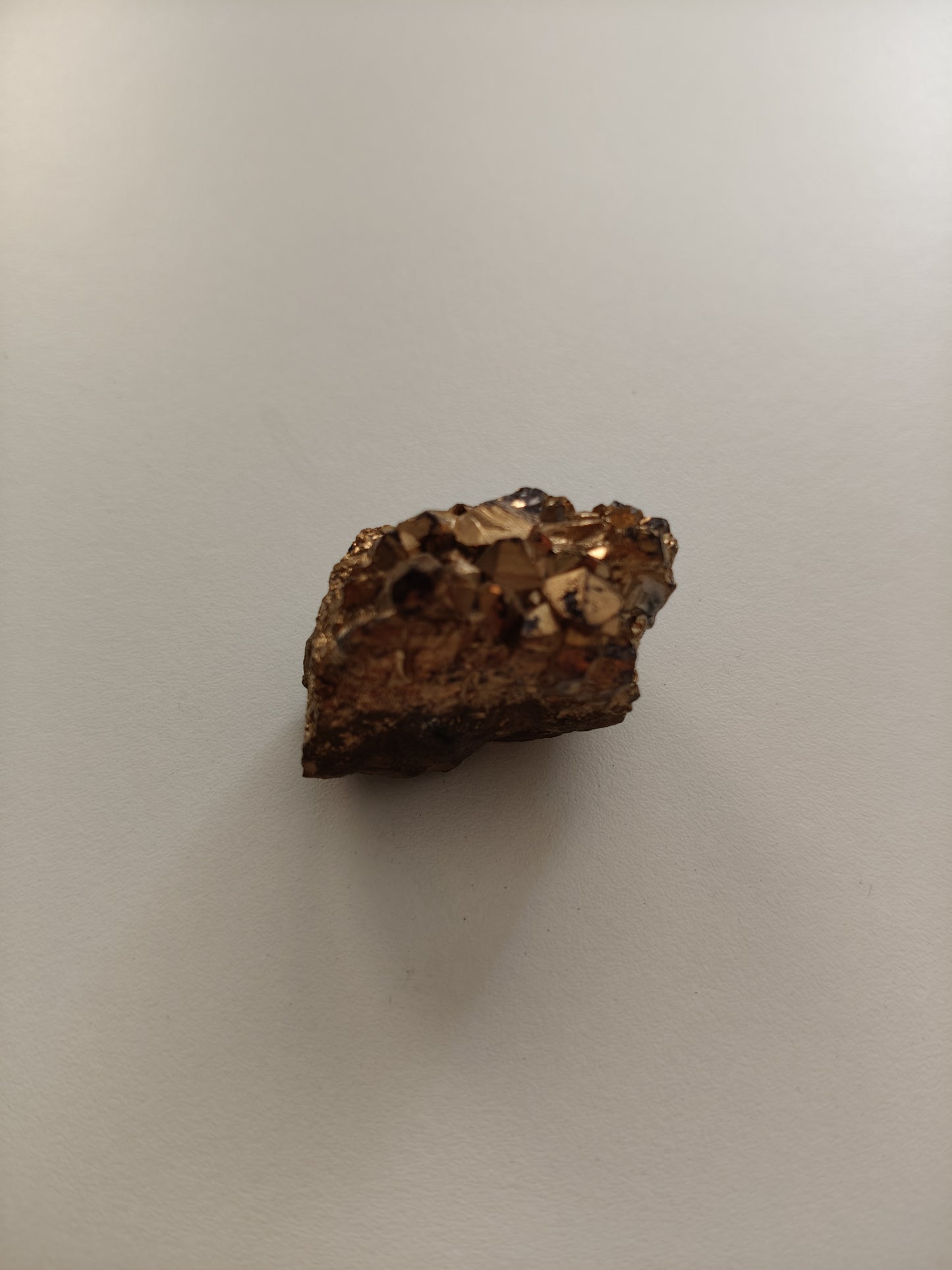 Aura d'améthyste druse. Poids : 23,75 g environ. Dimensions : 3,5 x 2 cm environ.