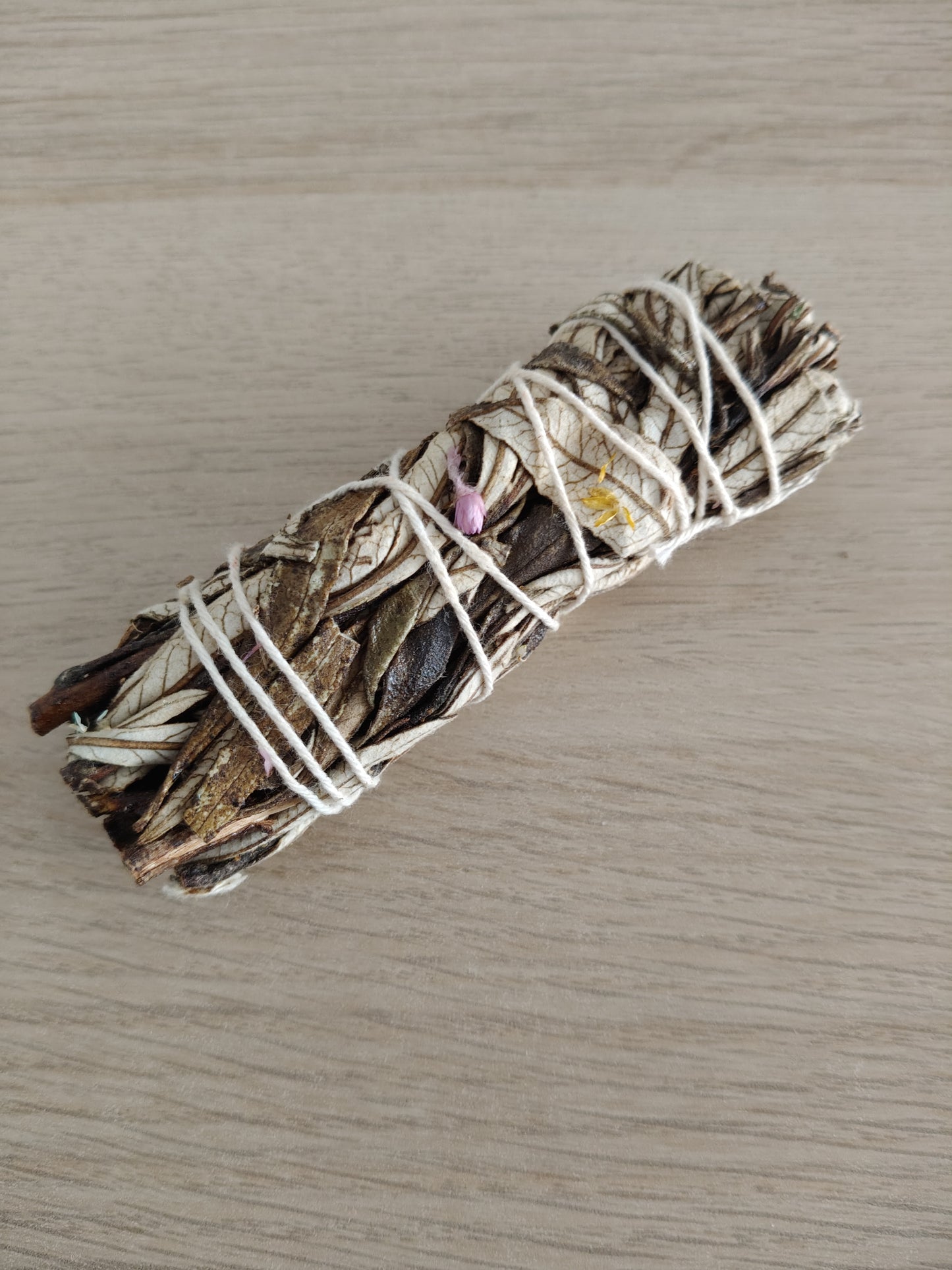 Atadito de yerba santa blanca