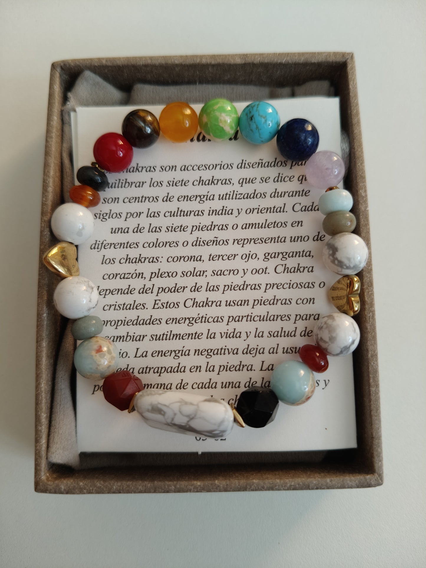Bracelet Howlite avec 7 pierres de chakra (comprend une boîte, un sac en velours et des cartes explicatives)