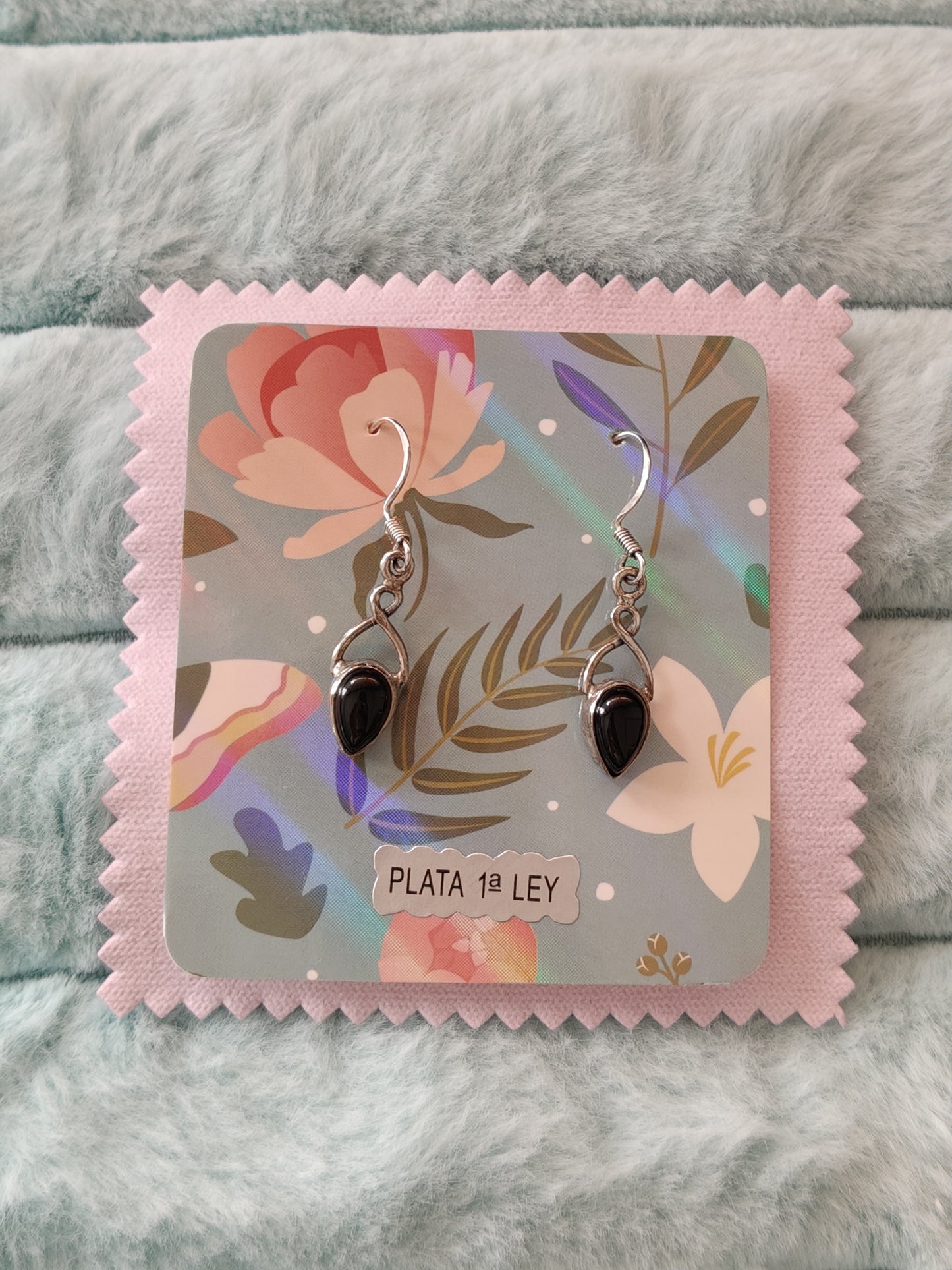 Pendientes de plata de ley con piedra Ónix y gamuza para abrillantar plata.