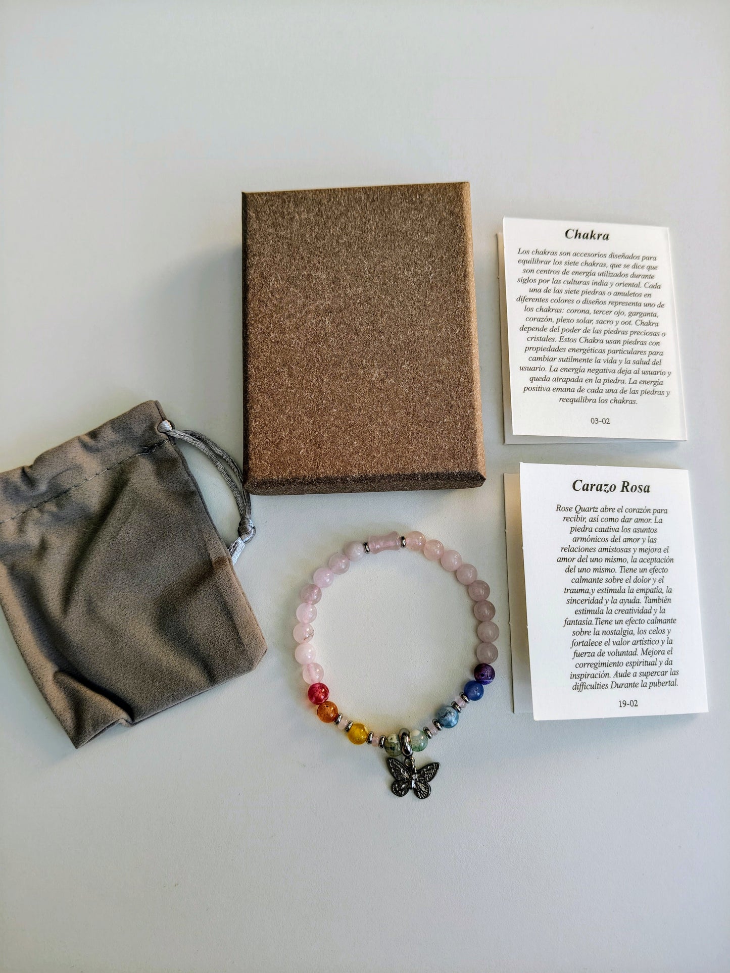 Bracelet en quartz rose avec breloque et pierres des 7 chakras (comprend boîte, sac en velours et cartes explicatives)
