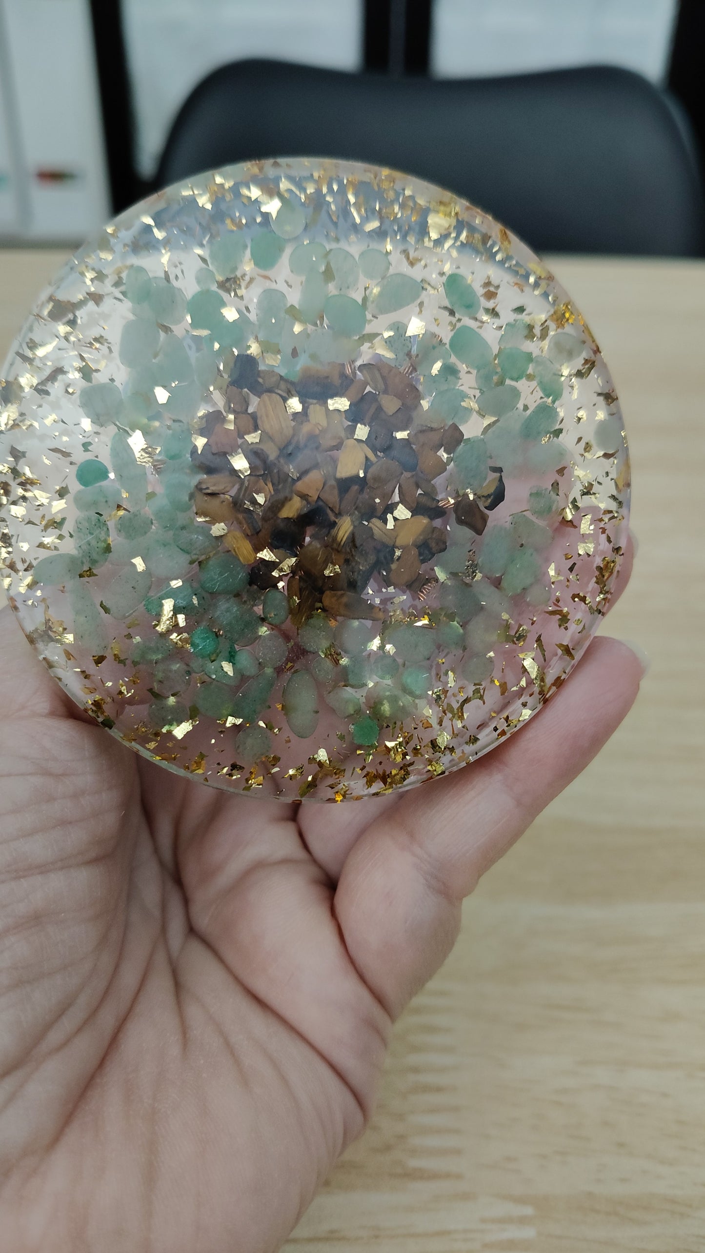Arbre avec éclats d'améthyste, d'aventurine, de citrine, de quartz blanc et de cornaline