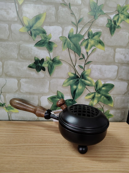 quemador de hierro con mango de madera