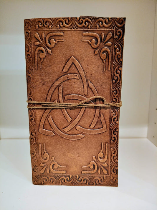 Carnet en cuir symbole Triquetra 22,5 x 12,5 cm