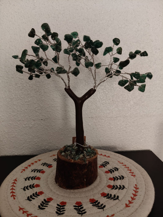 Arbre avec éclats de pierre naturelle Agate verte avec base en bois