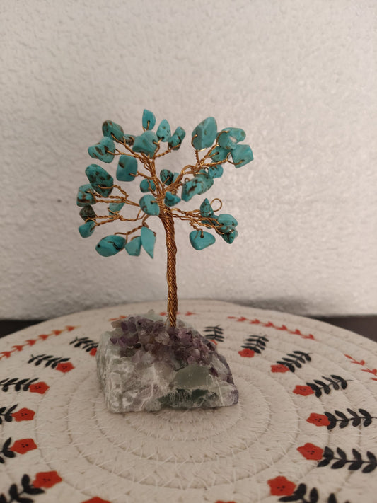 Arbre avec éclats de pierre turquoise naturelle et socle en pierre 9,5 cm