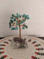 Arbre avec éclats de pierre turquoise naturelle et socle en pierre 9,5 cm