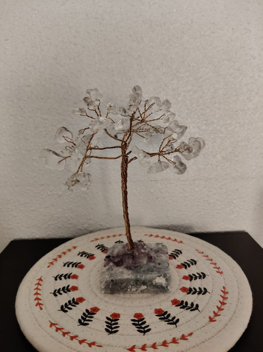 Arbre avec éclats de pierre de cristal de quartz naturel et base en pierre 15 cm