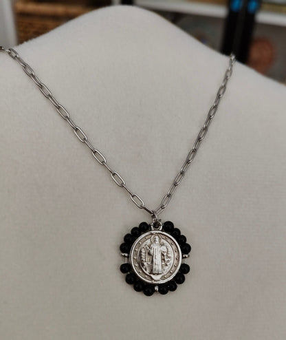 Colgante acero inoxidable medalla de San Benito con piedra Ónix