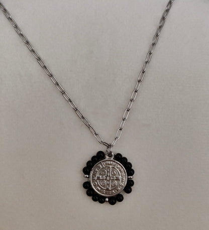 Colgante acero inoxidable medalla de San Benito con piedra Ónix