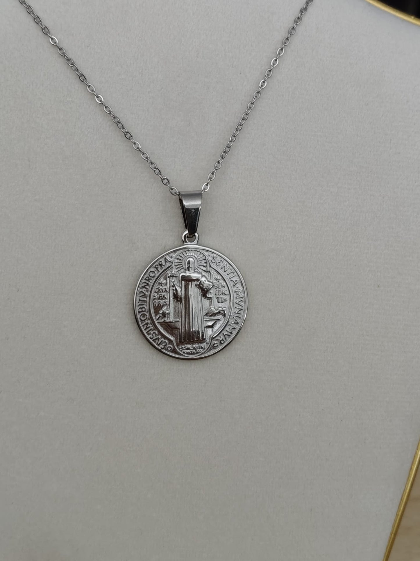 Pendentif médaille Saint Benoît en acier inoxydable
