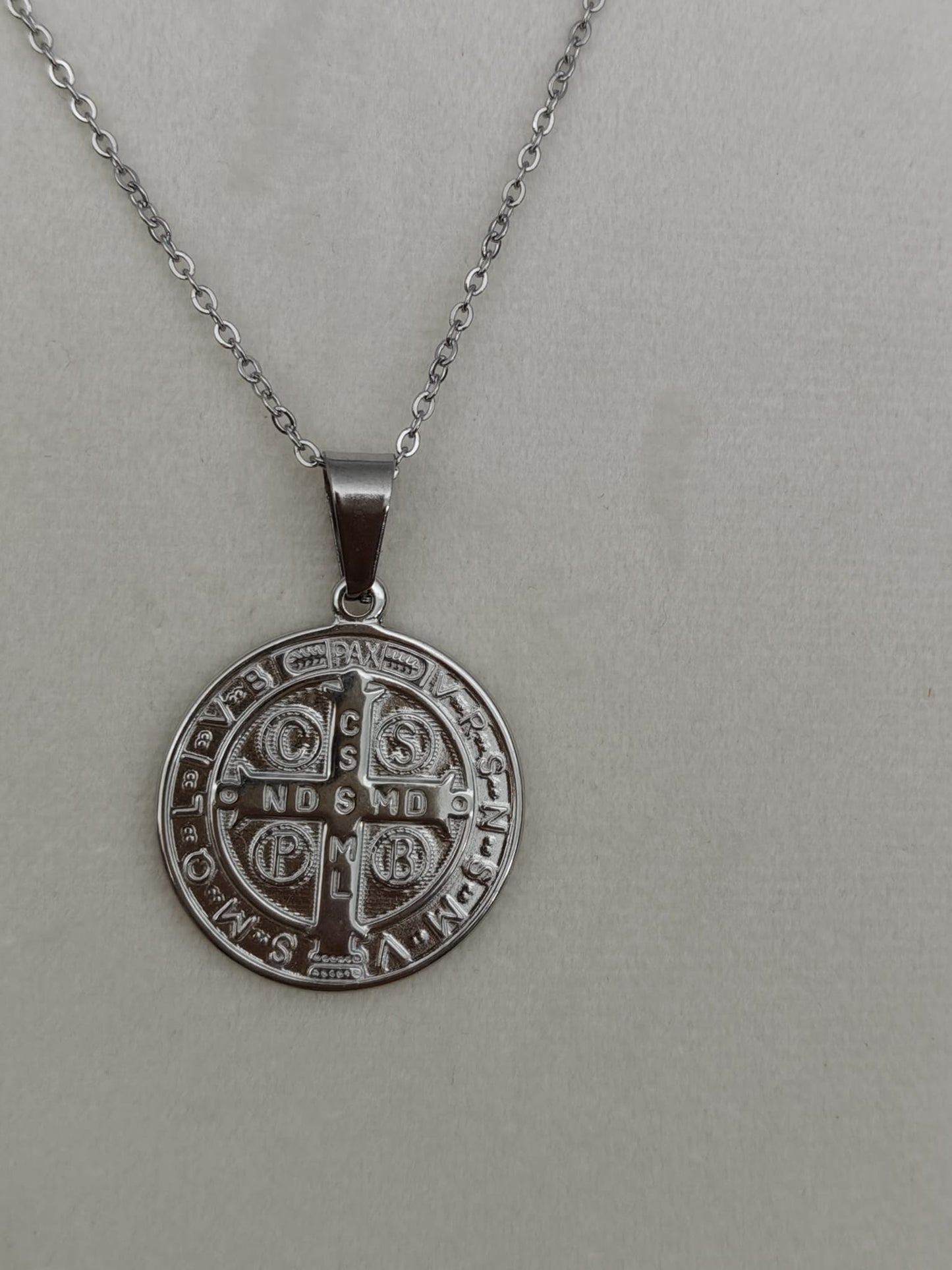Pendentif médaille Saint Benoît en acier inoxydable