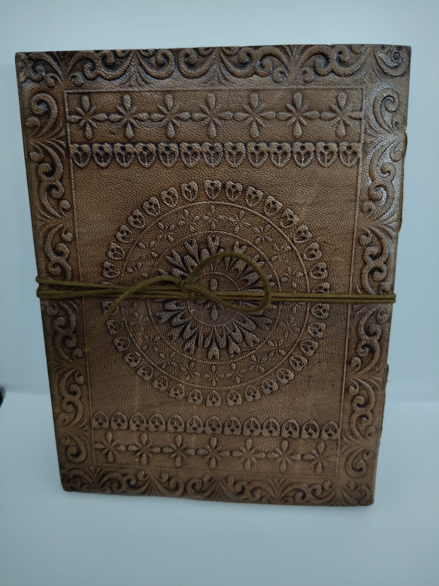 Cuaderno tapa en piel marrón con símbolo Triqueta