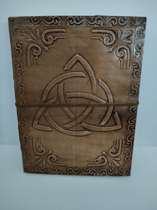 Cuaderno tapa en piel marrón con símbolo Triqueta