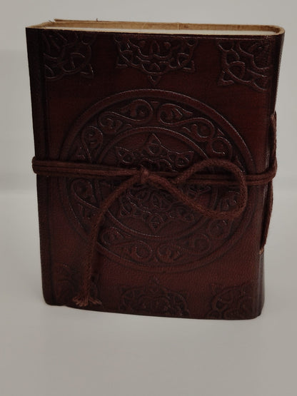 Cuaderno pequeño tapa en piel símbolo Triqueta