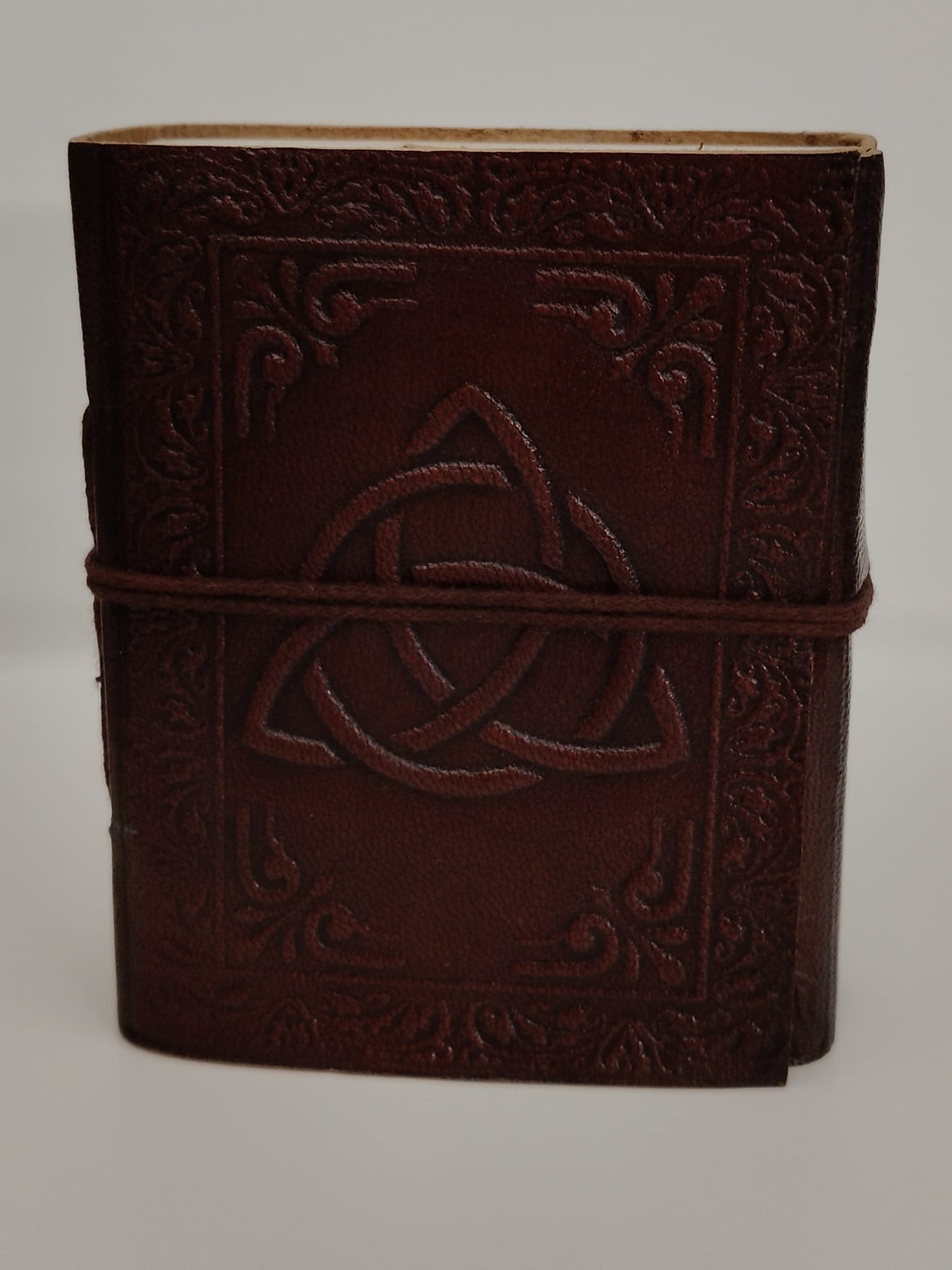 Cuaderno pequeño tapa en piel símbolo Triqueta