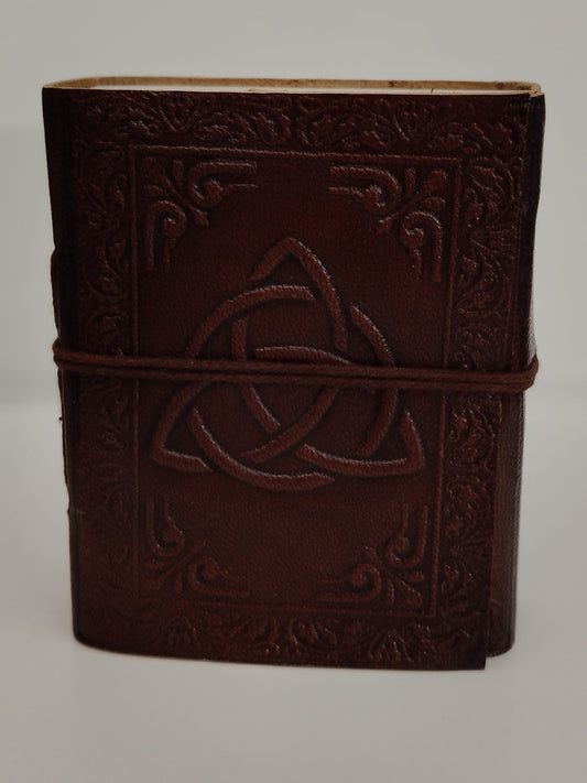 Cuaderno pequeño tapa en piel símbolo Triqueta