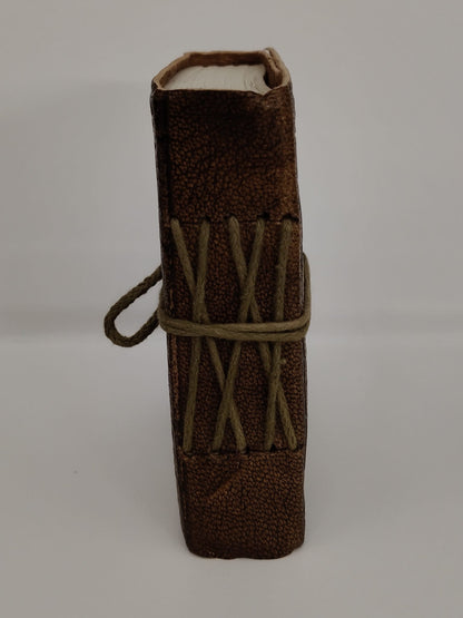 Cuaderno pequeño tapa en piel símbolo Triqueta