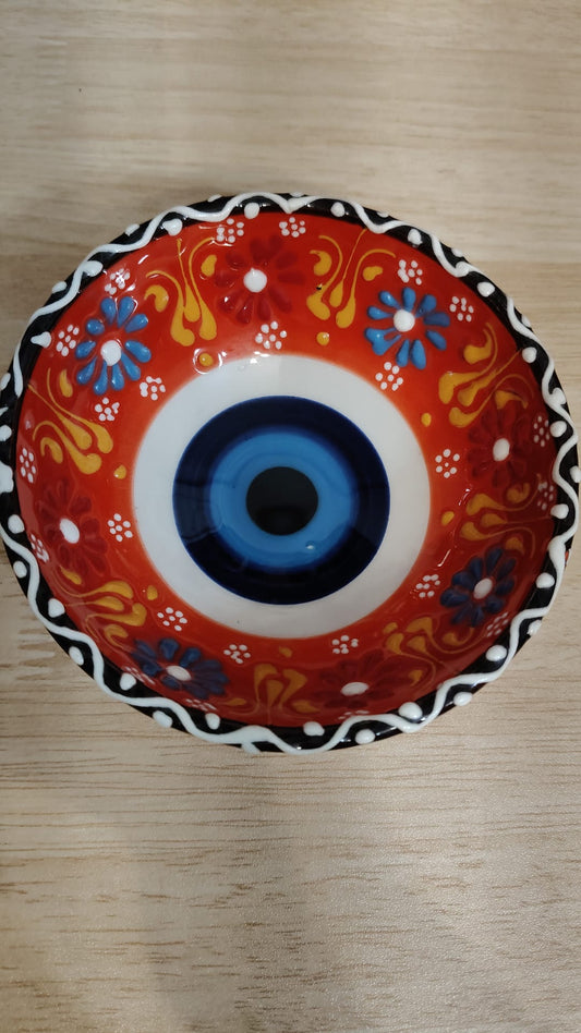 Bol en céramique avec œil maléfique rouge