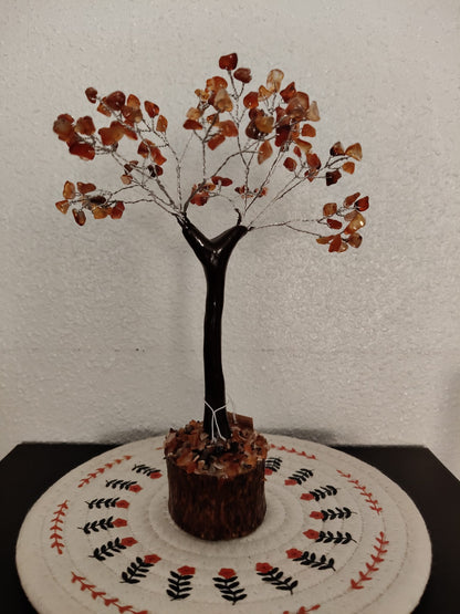 Arbre avec éclats de pierre de cornaline naturelle et base en bois