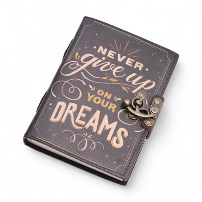 Cuaderno con estampado de cuero – Nunca dejes de perseguir tus sueños - 17.8×12.7 cm