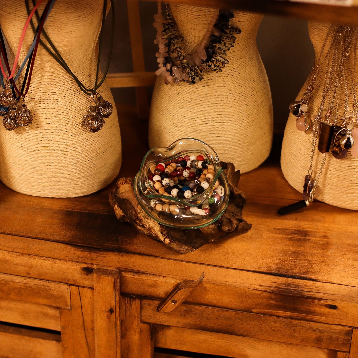 Cuenco ondulado de vidrio fundido sobre madera 18 cm