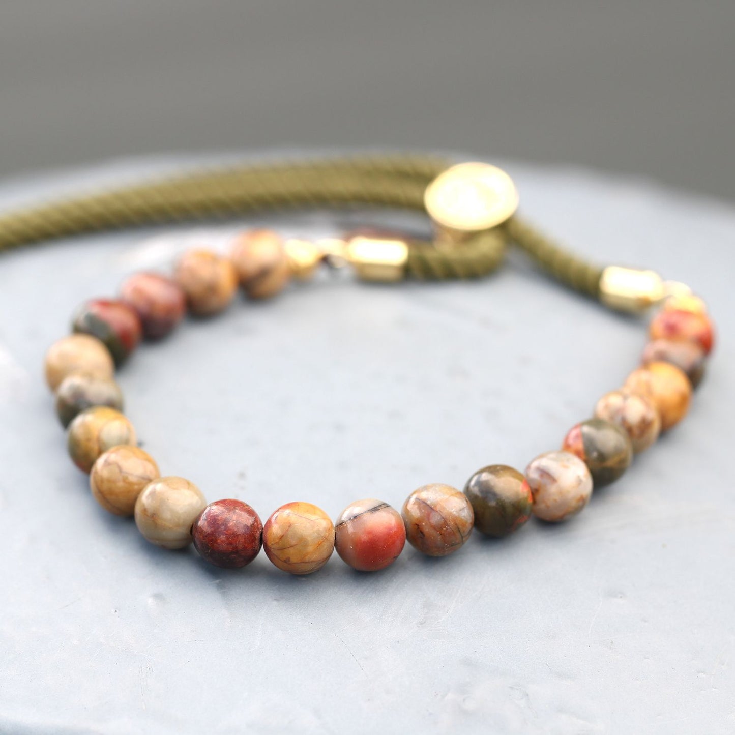 Pulsera de hilo verde con Jásper multicolor