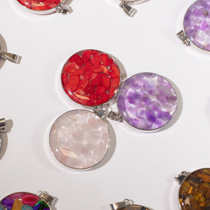 Colgantes redondos con carcasa de acero - Chips de gemas y conchas Surtido