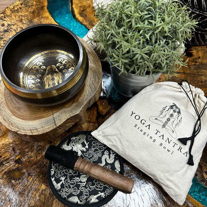 Hand-beaten and engraved Tibetan singing bowl gift set - 14 cm - Yogi