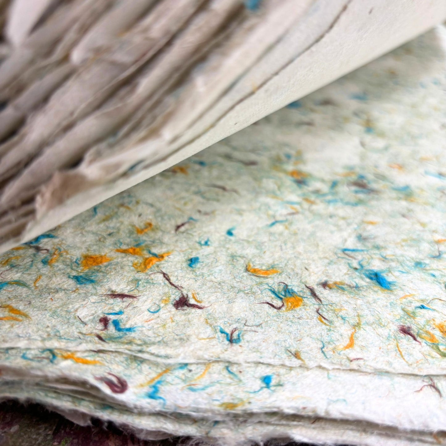 Papier cadeau artisanal Lokta - Mélange de couleurs coton