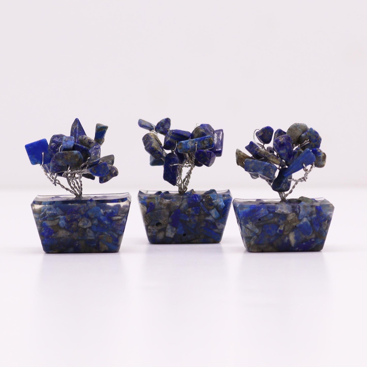 Mini arbre à pierres précieuses sur base en orgonite – Sodalite (15 pierres)