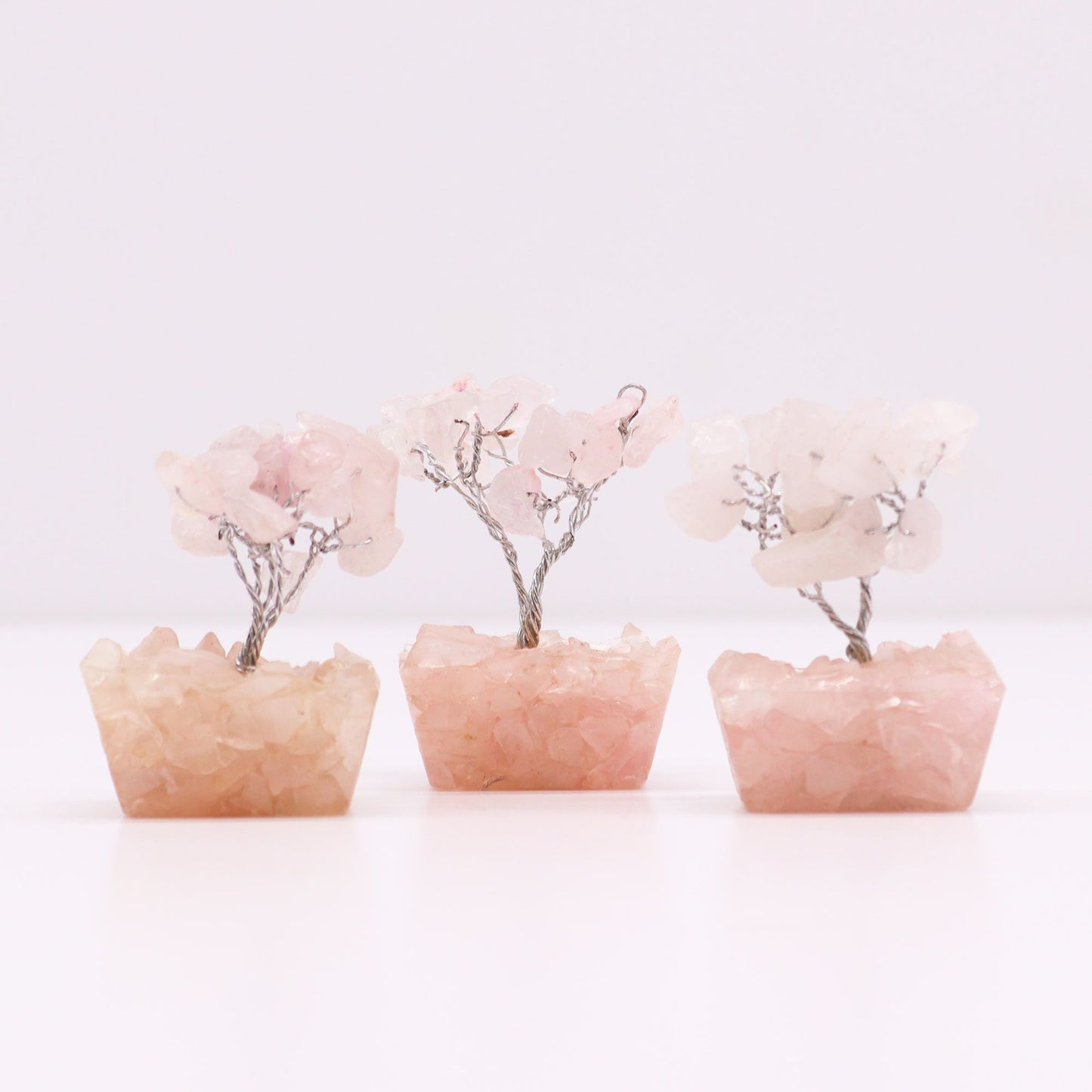 Mini arbre à pierres précieuses sur base en orgonite – Quartz rose (15 pierres)