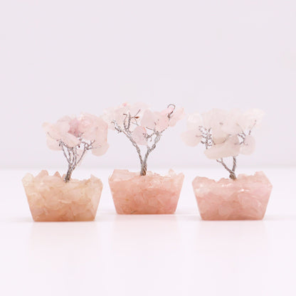 Mini arbre à pierres précieuses sur base en orgonite – Quartz rose (15 pierres)