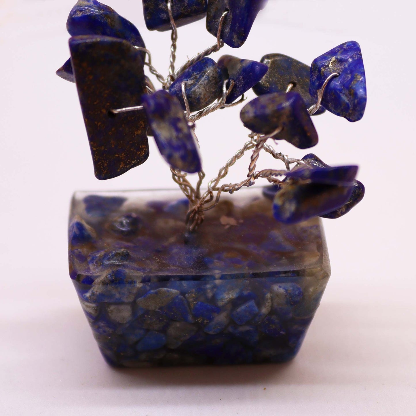Mini arbre à pierres précieuses sur base en orgonite – Sodalite (15 pierres)
