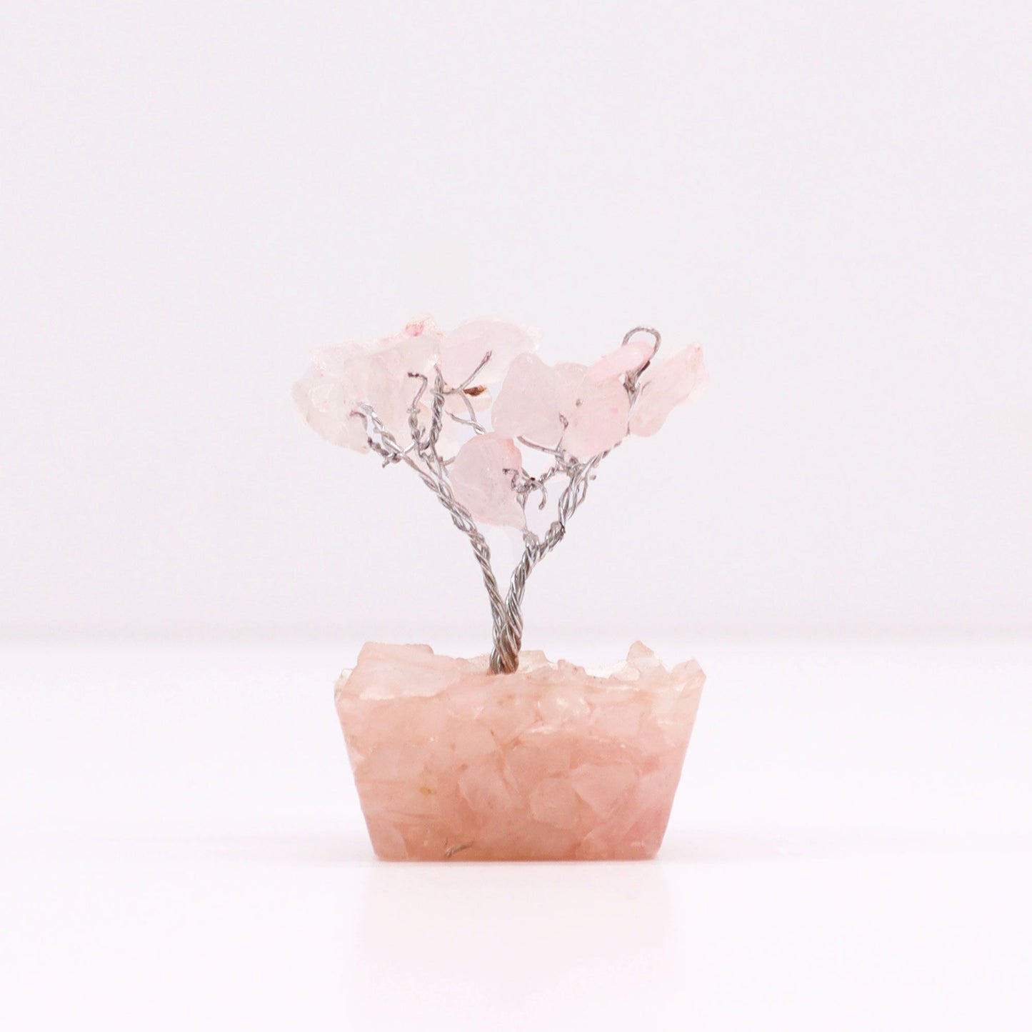 Mini arbre à pierres précieuses sur base en orgonite – Quartz rose (15 pierres)