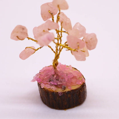 Mini arbre à pierres précieuses sur socle en bois – Quartz rose (15 pierres)