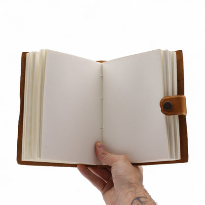 Cuaderno de cuero con relieve – Patrón floral en tono beige –  17.8×12.7 cm