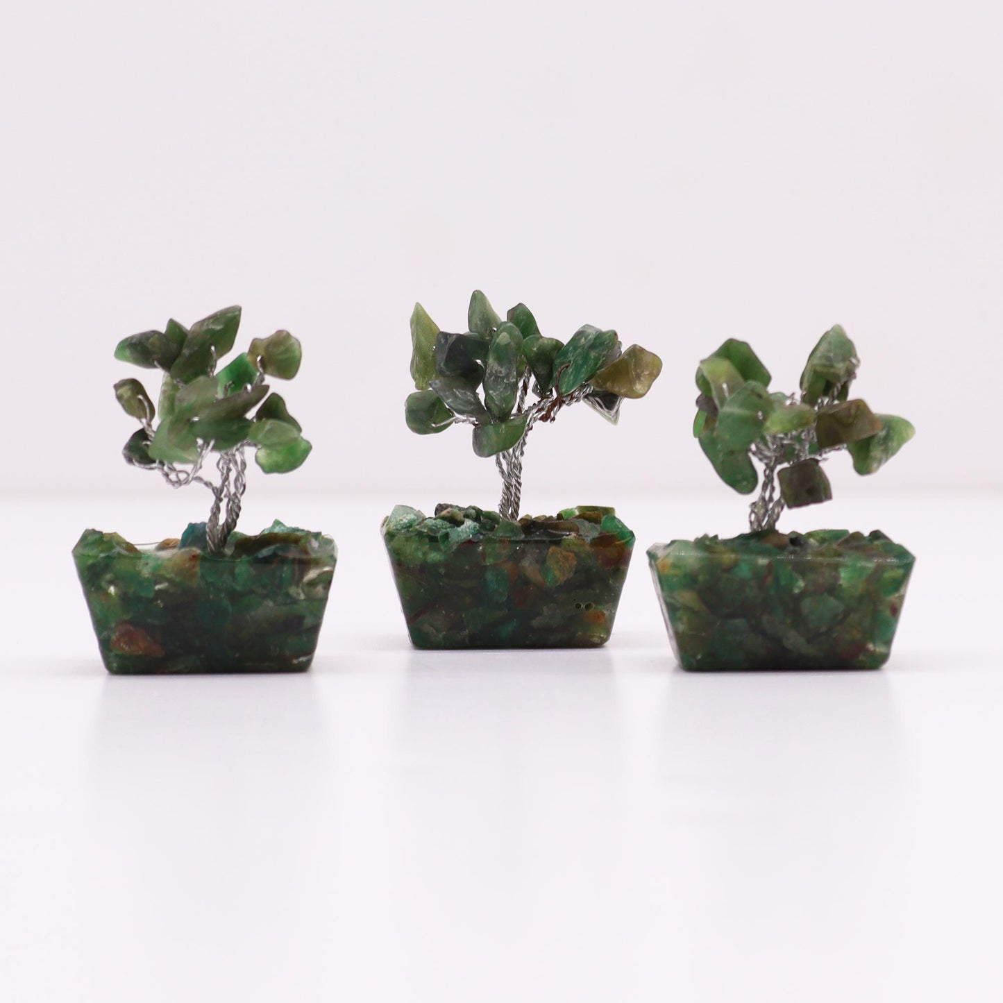 Mini arbre à pierres précieuses sur base en orgonite – Aventurine verte (15 pierres)