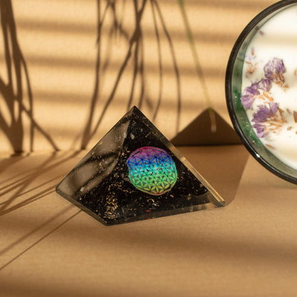 Piramides de orgonita pequeñas 5.5x4.5cm - Flor de la Vida - trozos de tormalina negra
