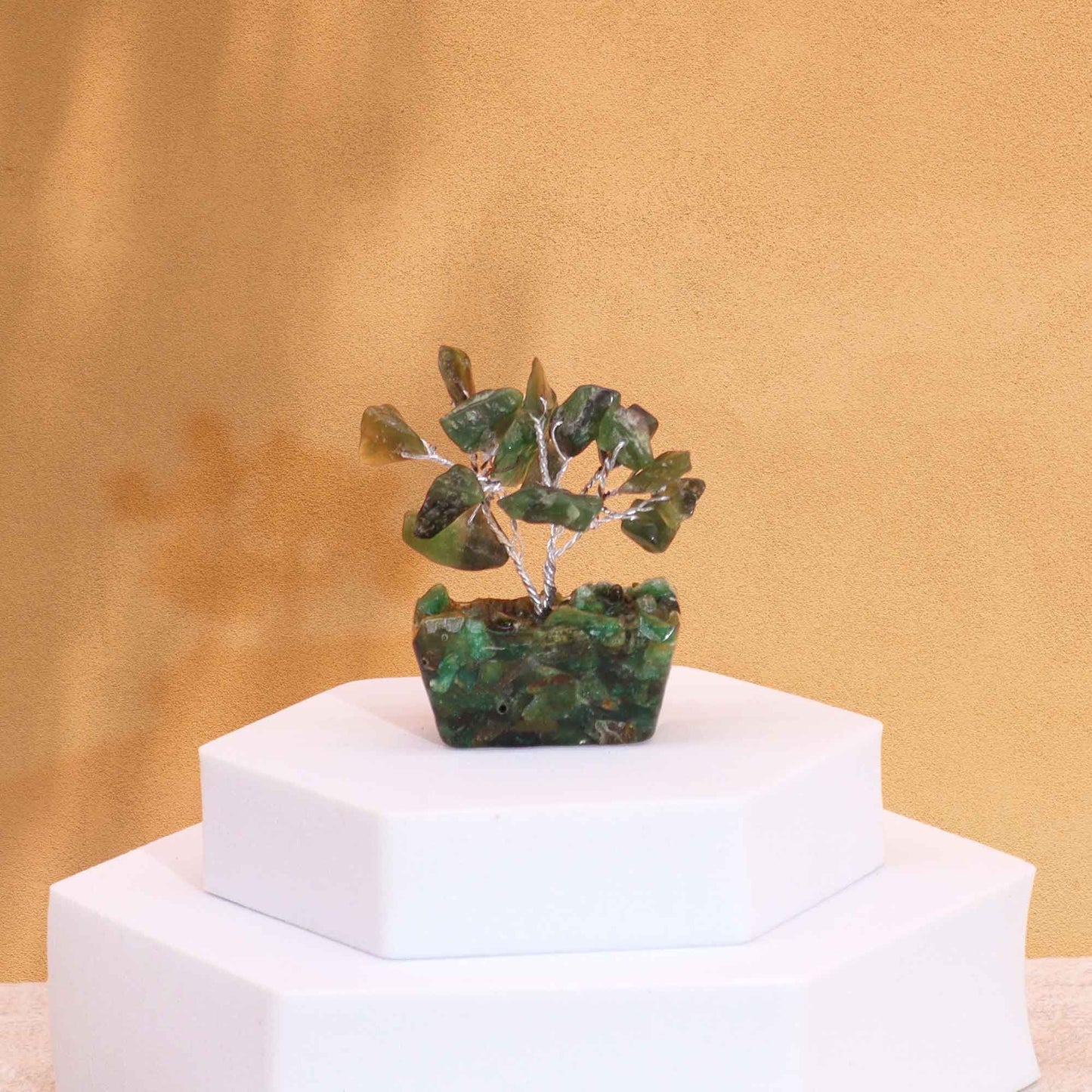 Mini arbre à pierres précieuses sur base en orgonite – Aventurine verte (15 pierres)