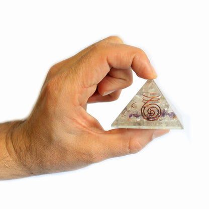 Pyramide d'orgonite moyenne de 55 mm, éclats de pierres précieuses et cuivre