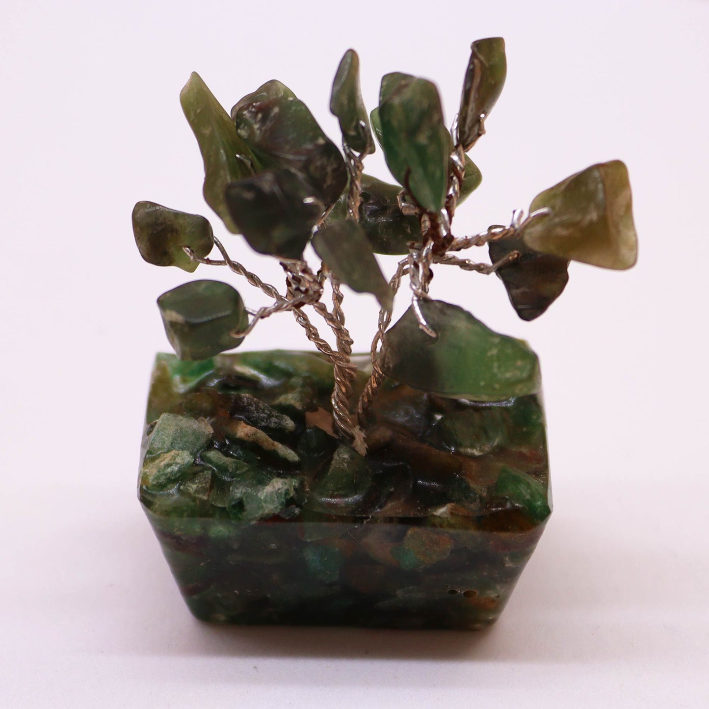 Mini arbre à pierres précieuses sur base en orgonite – Aventurine verte (15 pierres)