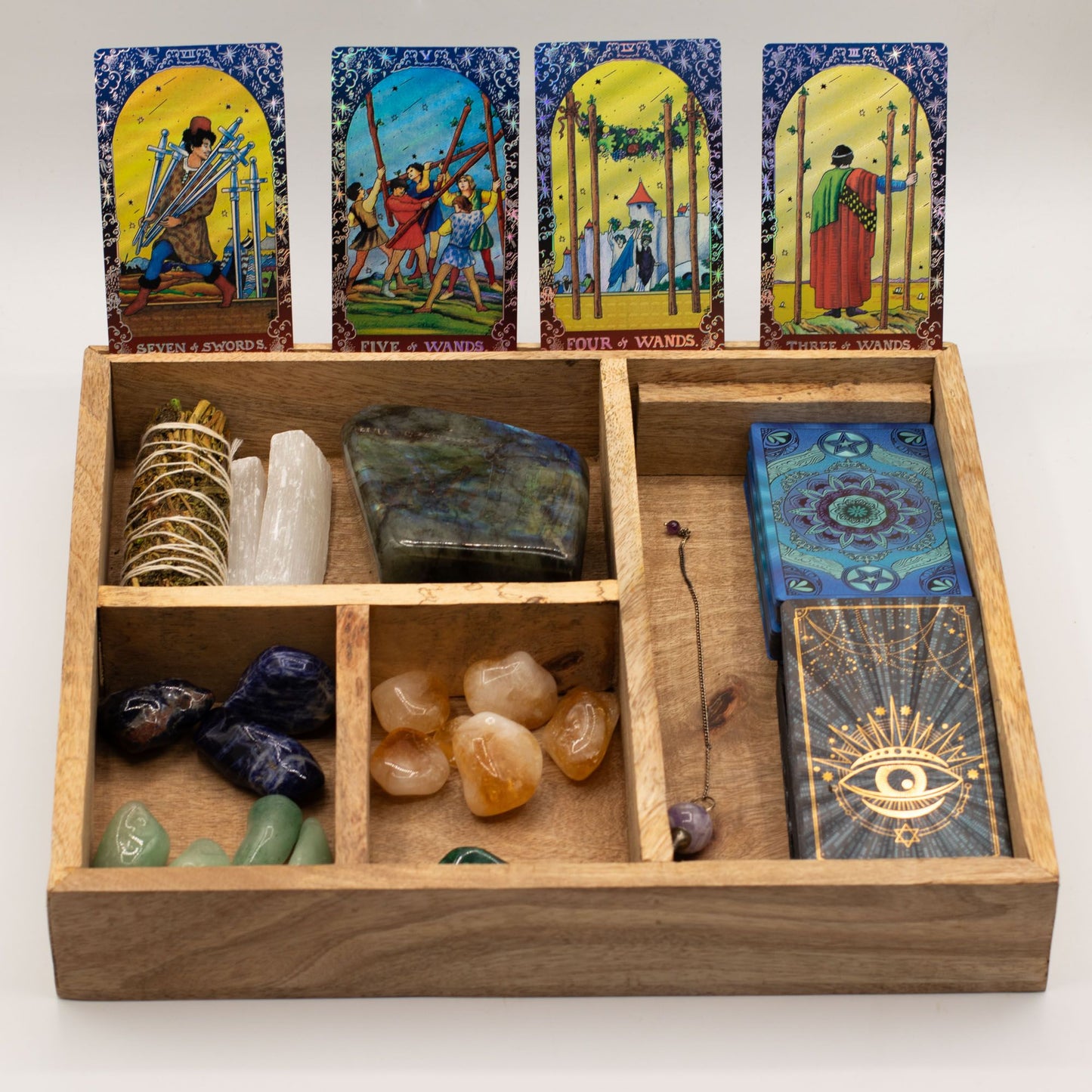 Caja de tarot de cuatro compartimentos con soporte para cartas.
