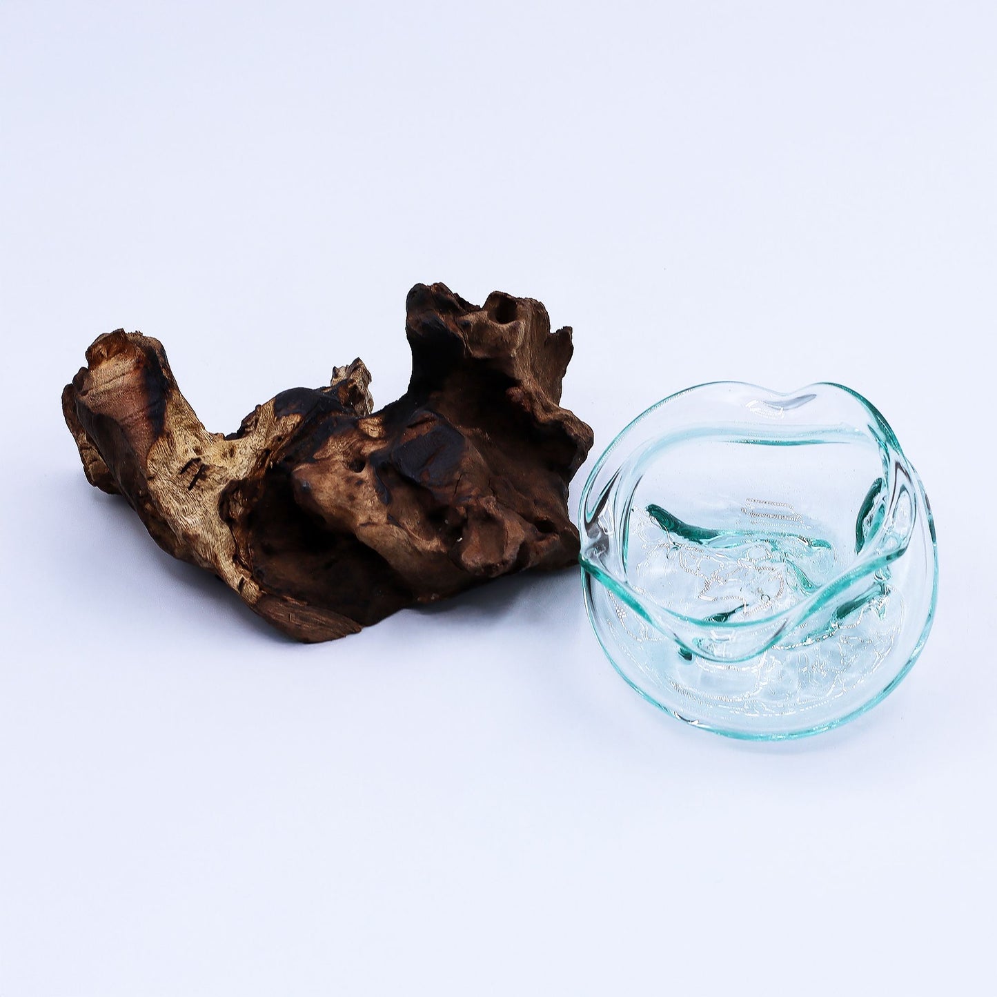 Cuenco ondulado de vidrio fundido sobre madera 18 cm