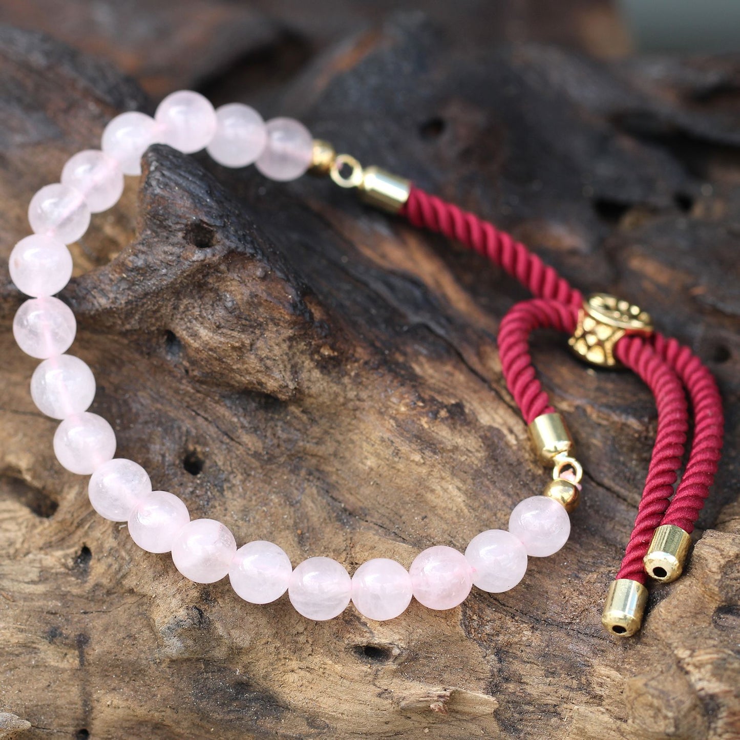 Pulsera de hilo burdeo con Cuarzo Rosa